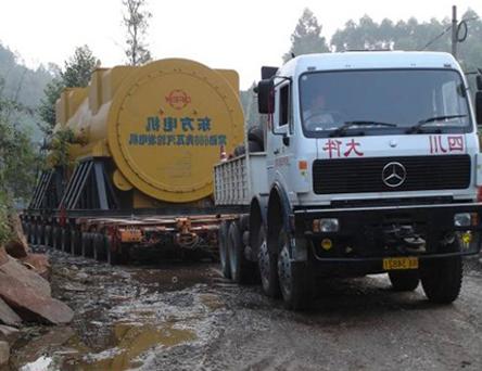 江苏常熟335吨定子运输在人造路基上。